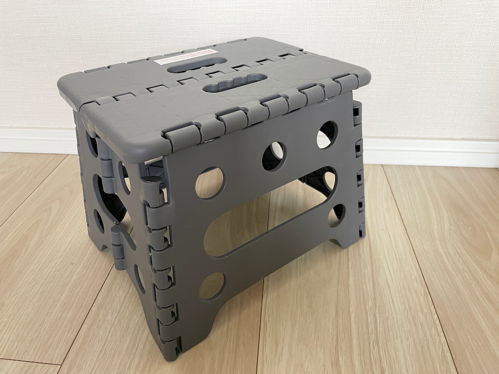 ダイソーの「折りたたみイス」は軽くてコンパクトサイズ！ キャンプにも使える