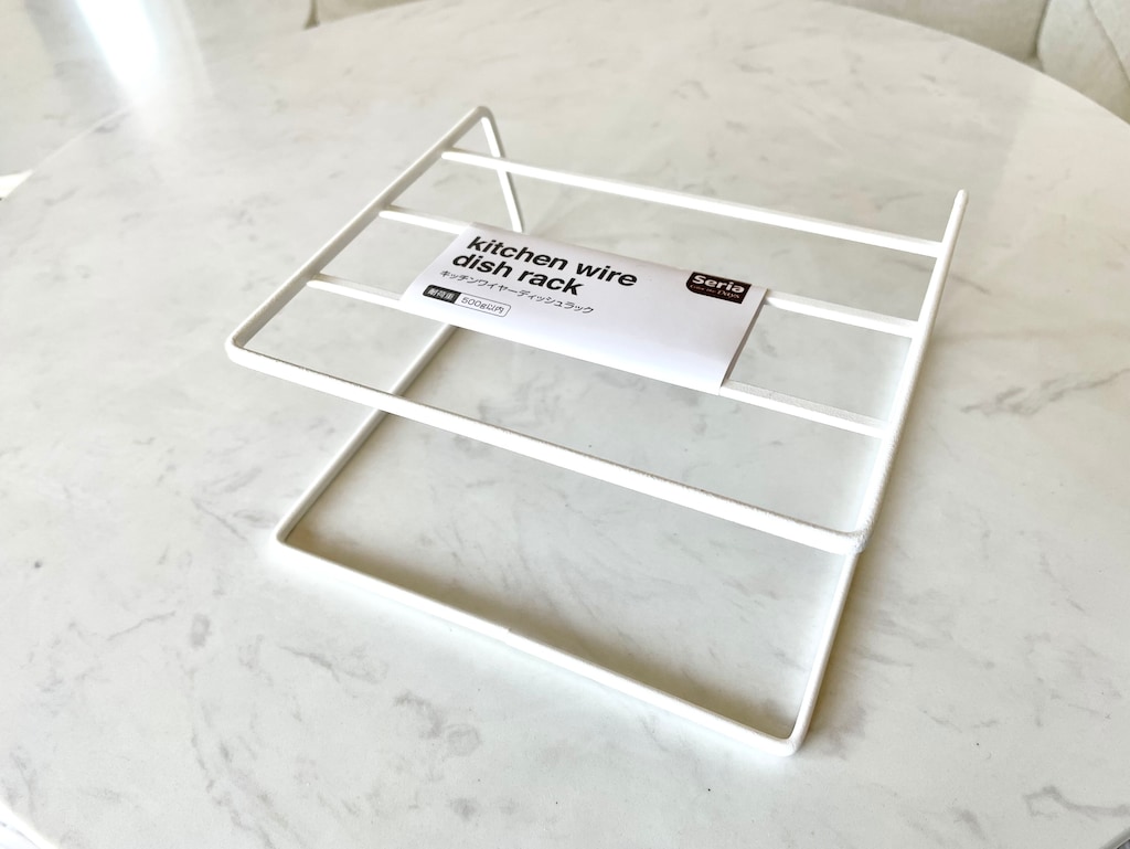 セリア「ワイヤーディッシュラック」の意外な活用法とは？ラップやリモコンの収納に◎