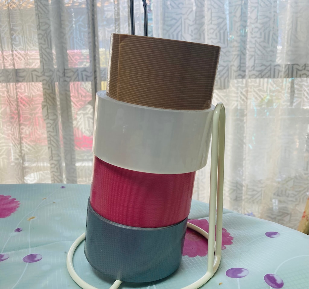 100均グッズの意外な活用法！「キッチンペーパーホルダー」がガムテ収納に便利◎