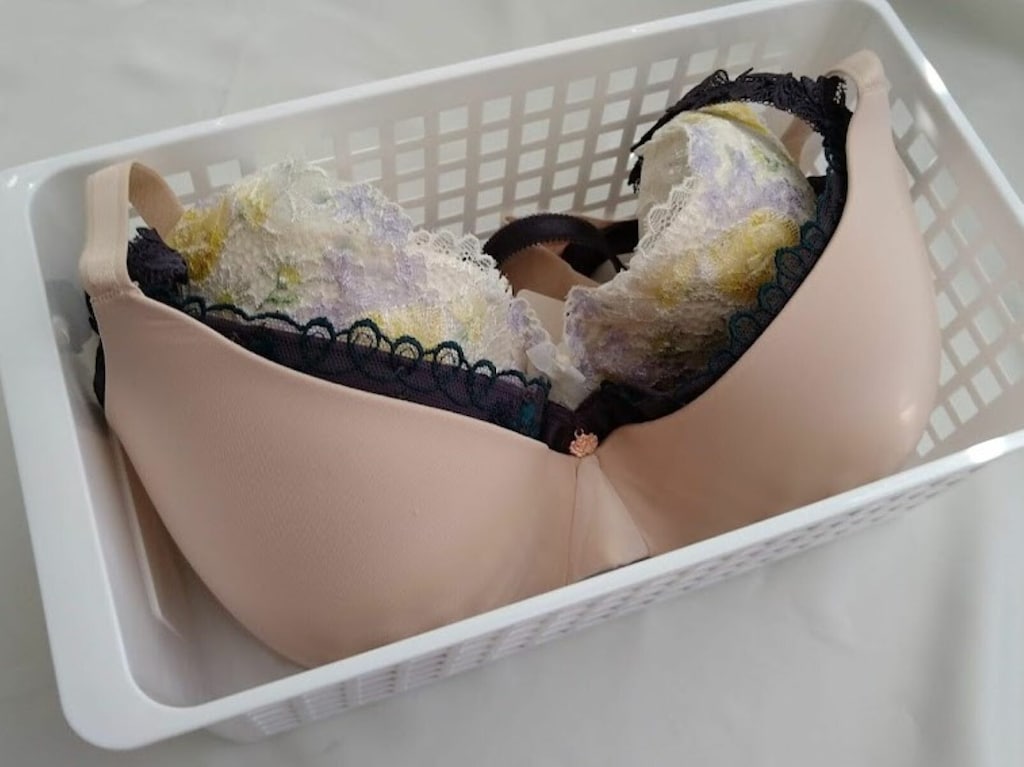 【100均】の「収納バスケット」が下着収納に便利！大切なブラジャーを変形から守る