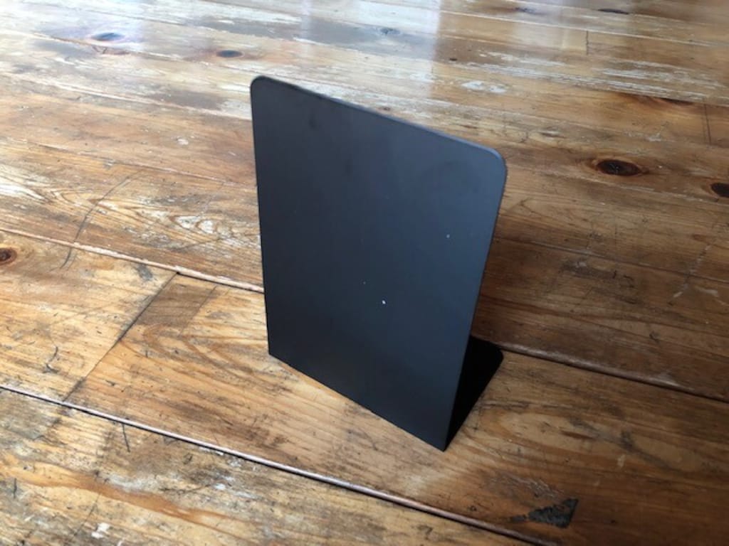 100均のブックエンドが「推し活」や「小物収納」に◎！さらに意外な使い方も