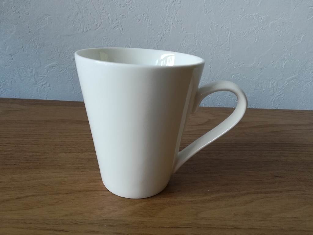 【100均】セリアの「白マグカップ」に注目！耐熱・蓋つき・電子レンジOKの種類も