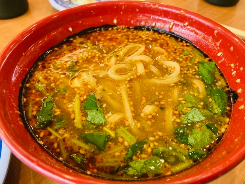 くら寿司の450円「胡麻香る担々麺」は美味しい辛さ！お寿司をインするアレンジも◎