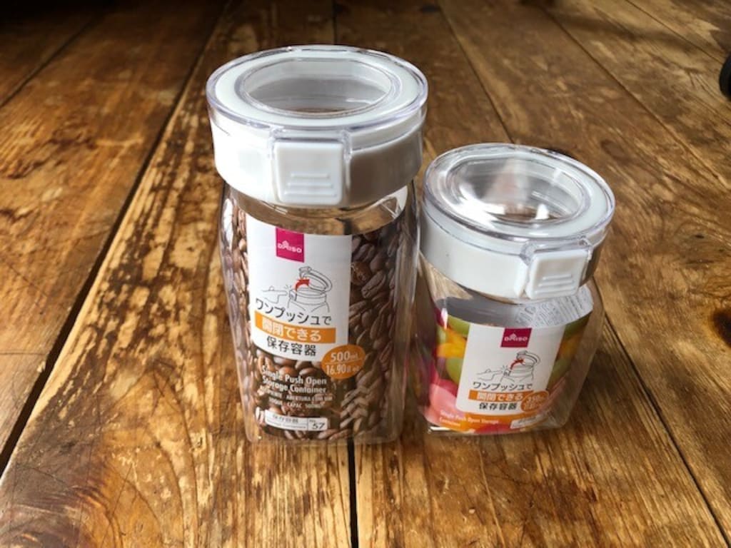 ダイソーの「ワンプッシュで開閉できる保存容器」は砂糖や小麦粉を湿気から守る！