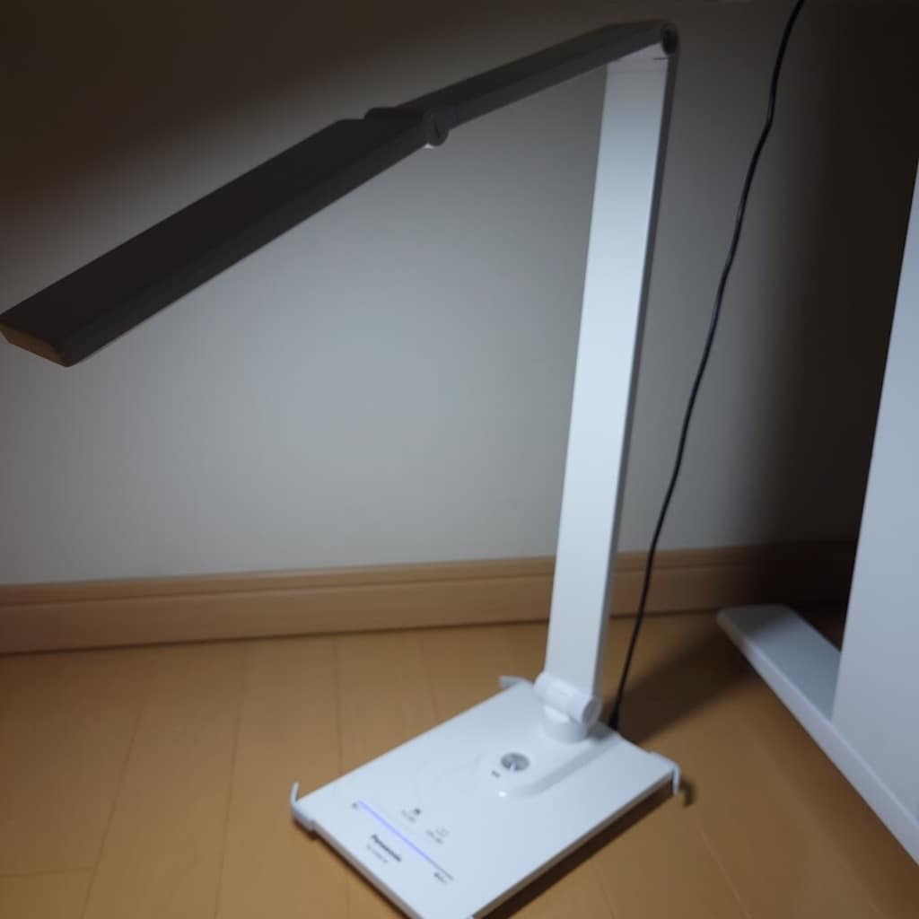 パナソニックの「デスクライト」で作業効率アップ！40代以降の老眼対策にも◎