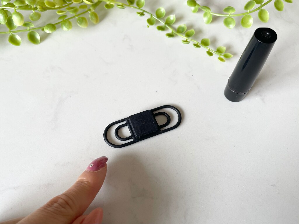 セリアの「玄関ドアにくっつくハンコホルダー」で宅配の受け取りが楽！活用術もご紹介