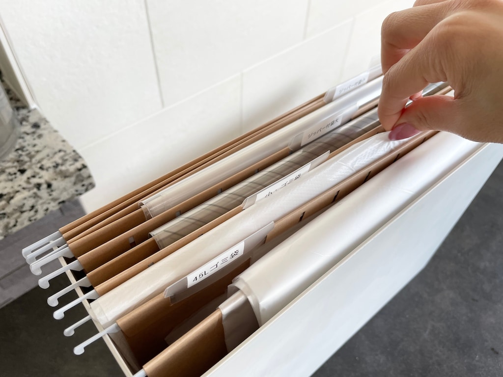 無印の「ハンギングフォルダー」が使える！取りにくいゴミ袋もぱっと取れるアイデア術