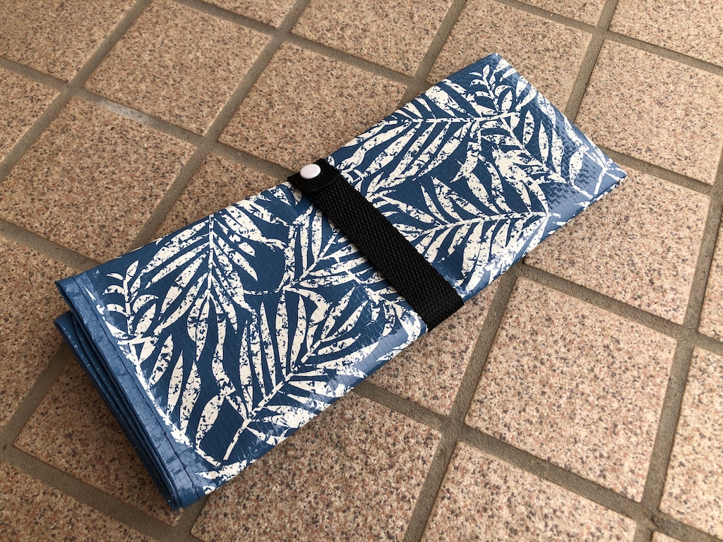 【2023年版】100均「レジャーシート」はダイソーが優秀！コンパクトで撥水性◎