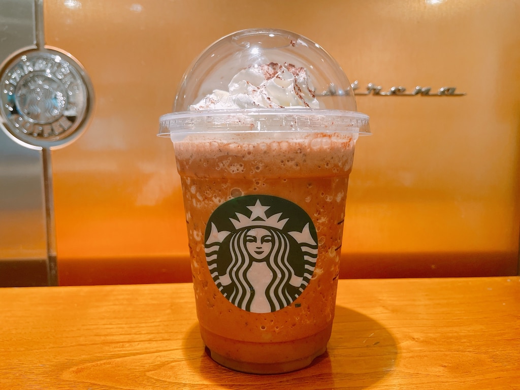 スタバ「ダークモカチップフラペチーノ」のカスタムおすすめ8選！無料でできる？公式のカスタマイズはある？