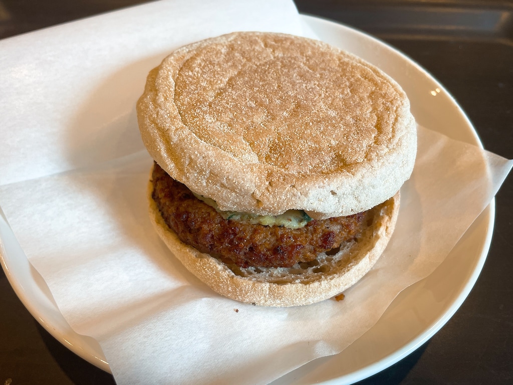 スタバのイングリッシュマフィン2種のカロリーや糖質、おいしく食べる温め方を紹介