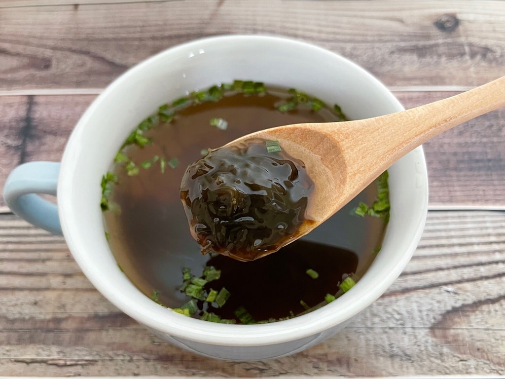 コストコの「もずくスープ」は沖縄県産もずく使用！1食65円で出汁の旨味と食感が◎