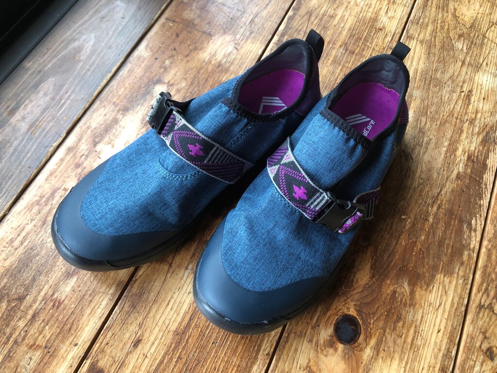 ワークマン「ライトスリッポン」！男女におすすめのコーデ2選も