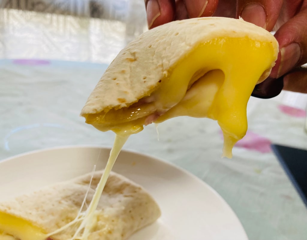 セブンイレブンのブリトー3種類を食べ比べ！「チーズ2倍ハム＆チーズ」が美味しい！