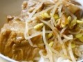 食べるラー油のもやし角煮丼