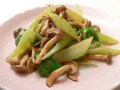 パパッと作れるおかず……セロリとシメジの炒めものレシピ！