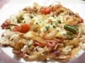 今日のお昼は、羽根付きうどんピザ