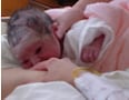 生まれた赤ちゃん　いつ抱ける？