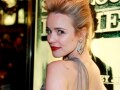 英国のヒーローに愛された女性の着こなし