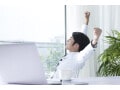 オフィスストレッチのやり方…座ったままで脚の疲れとむくみに効く！
