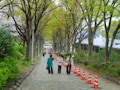 四ッ谷駅から四谷三丁目駅に至る坂道を歩く