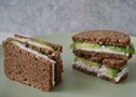 黒パンで作るツナペーストのサンドイッチ