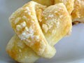小さいクロワッサンようなジューイッシュクッキー　アプリコットアーモンドクッキー