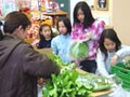 自分達で育てた野菜を販売する「食育体験」