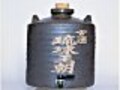 甕量り売りで、本格泡盛『多良川五年古酒』を少量買い　注目！お酒の「量り売り」とは？