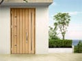 天然木の素材感を細部まで表現した断熱ドア