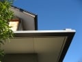 家の外の大掃除をしながら、住まいの不具合をチェック
