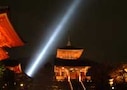 夜空を切り裂くサーチライト