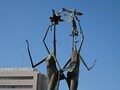 新百合ヶ丘、商業地と緑の丘陵が隣り合う街