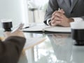 お茶出しのマナー……サイドテーブルがない場合のお盆の位置などは？