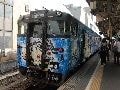 愉快なキャラクターのラッピング車両に乗ろう