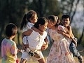 子ども手当の使い道、借金返済もあり？