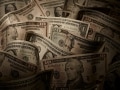 非正社員の男性の収入、200万円未満が約56％