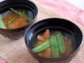 トマトときぬさやの味噌汁