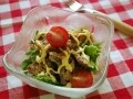 野菜と一緒にさっぱり食べる、揚げ豚の香草サラダ