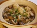 シメはピリ辛春雨で！鶏だんご入りきのこ鍋