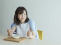 朝にサンドイッチ、お昼ご飯にヨーグルトだけ……太る人の食習慣とは