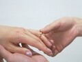 結納返しは品物が大半、腕時計や洋服など