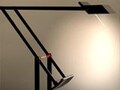 机上の構成美　デスクランプ『TIZIO』