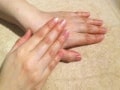 リラックスできるアロマハンドトリートメントの方法