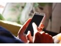 片手より両手操作が危険？スマホ症候群による腰痛症状