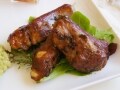 お酒によく合う甘辛味。スペアリブのオリエンタル焼