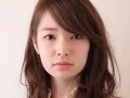分け目を変えるだけで大人のセクシーセミロング
