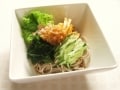 オニオンドレッシングがけサラダそばのレシピ！さっぱりした一品