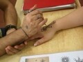 インド式ヘナペインティングを体験／シンガポール