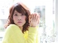 大きめのウェーブで大人可愛いセミロングスタイル
