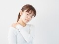治らない肩こりの原因は、食べ過ぎや冷え過ぎかも
